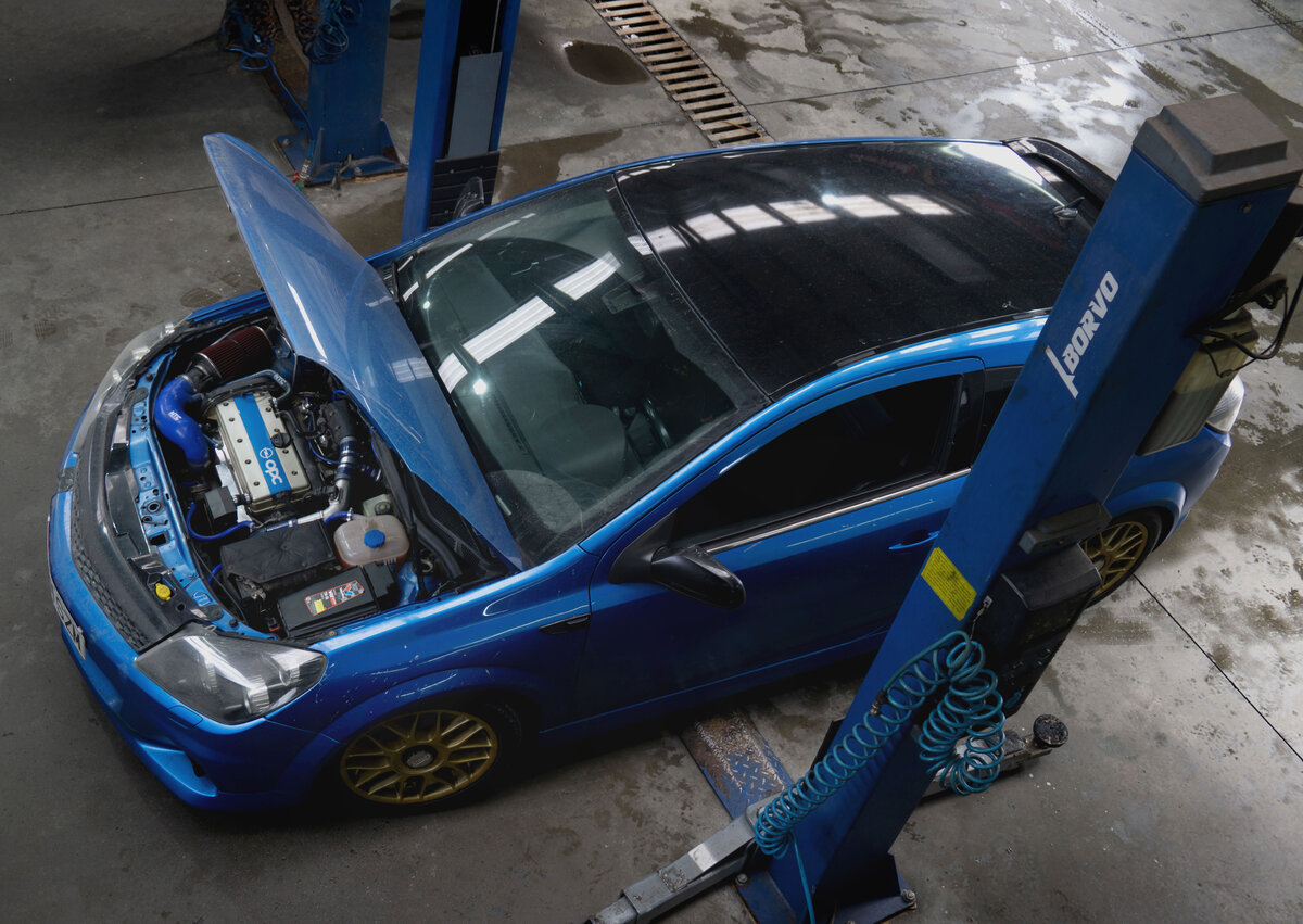 Opel Astra OPC albastru cu capota deschisă și motor vizibil - cazuri complexe Service Adam Cluj