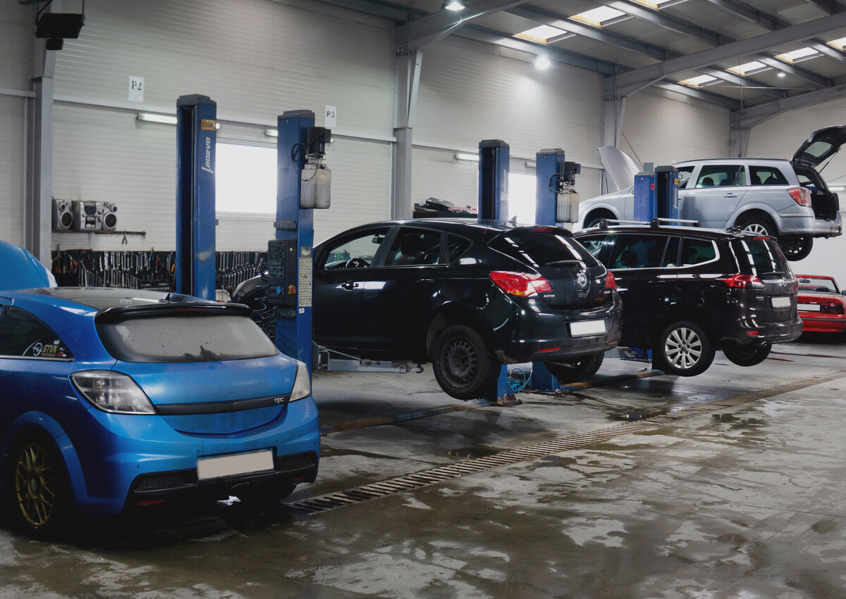 Workshop Service Adam Cluj din spate - mașini Opel pe lifturi, echipare service completă