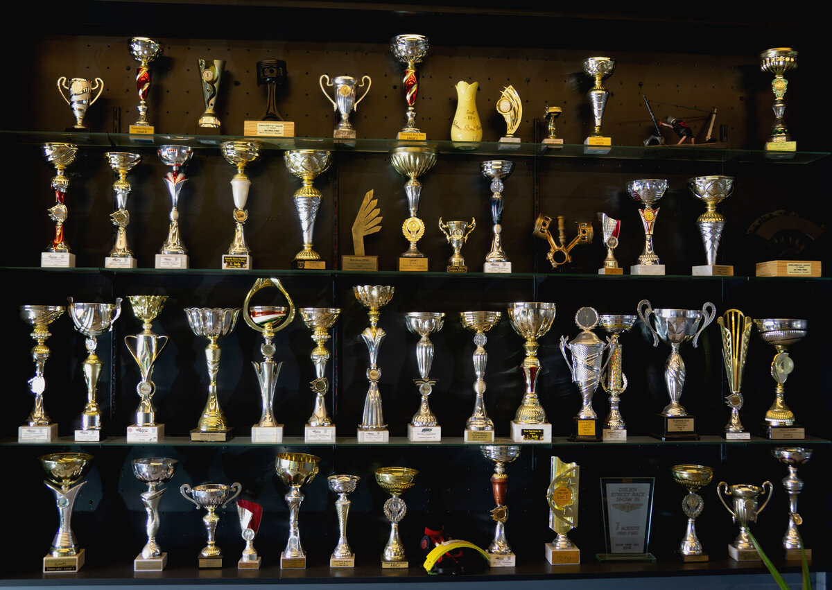 Vitrina cu trofee și premii din competiții auto - Service Adam Cluj